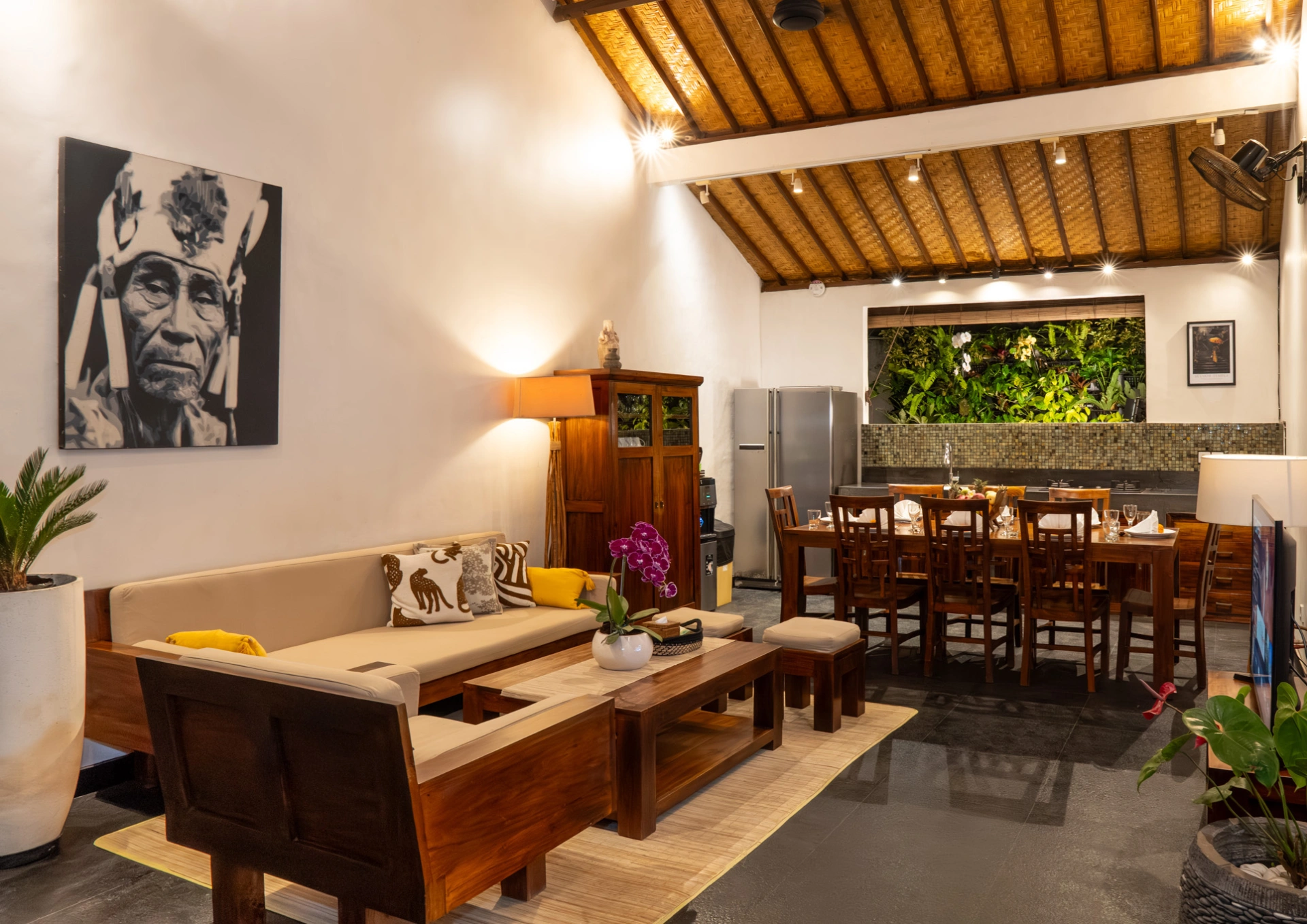 Peaceful and Spacious 4 BR Villa in the center of Seminyak — image 2