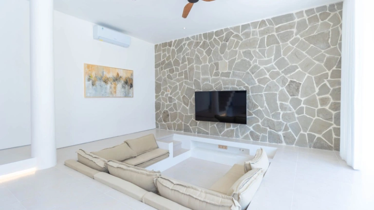 Elegant 4BR Ocean-View Villa w/ Rooftop — image 2