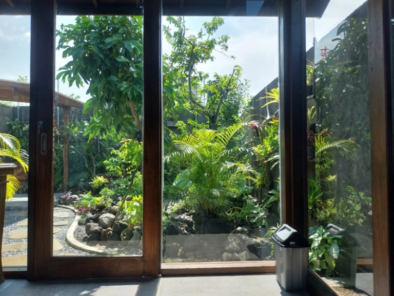 Charming Wooden Home Just 3 Minutes from Cemagi Beach — image 2