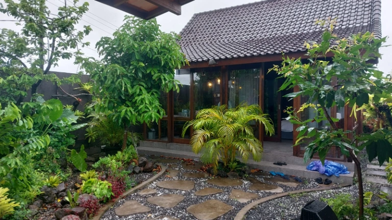 Charming Wooden Home Just 3 Minutes from Cemagi Beach