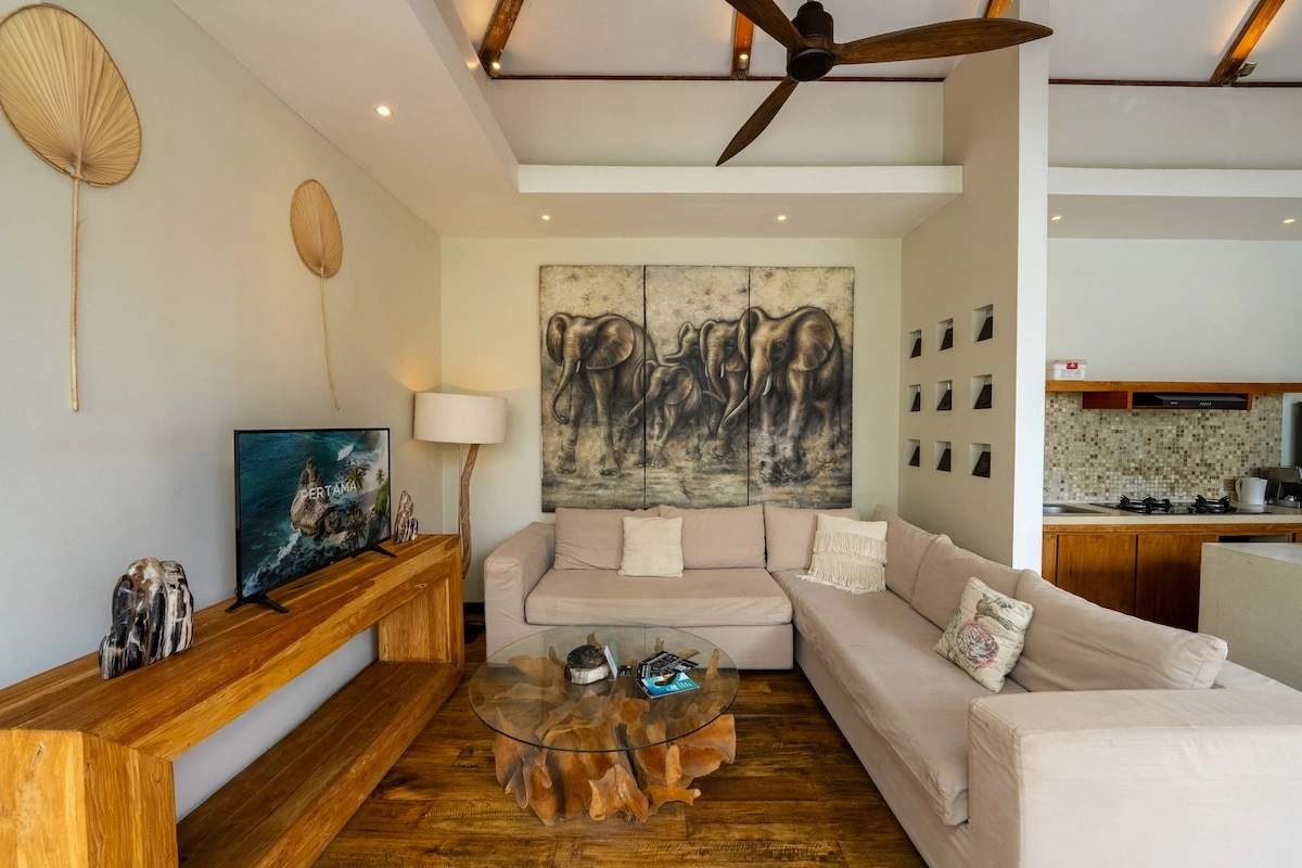 Villa Chloe - 2BR Calm and Bright Tropical Poolside Villa — image 1
