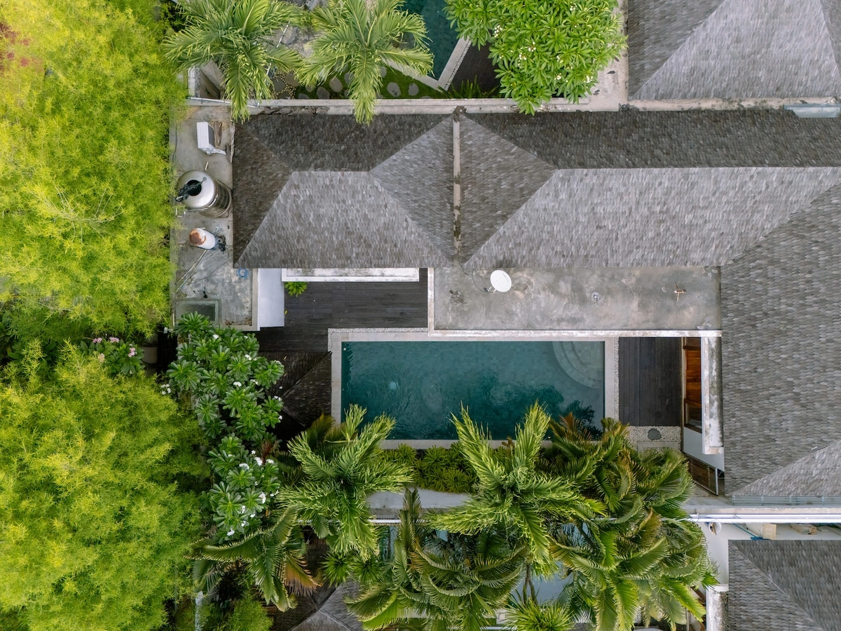 Villa Chloe - 2BR Calm and Bright Tropical Poolside Villa — image 4