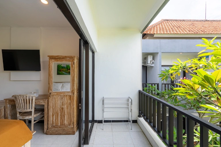Summer of Surf Hostel Uluwatu - Peaceful Bedroom Upper Floor — image 2