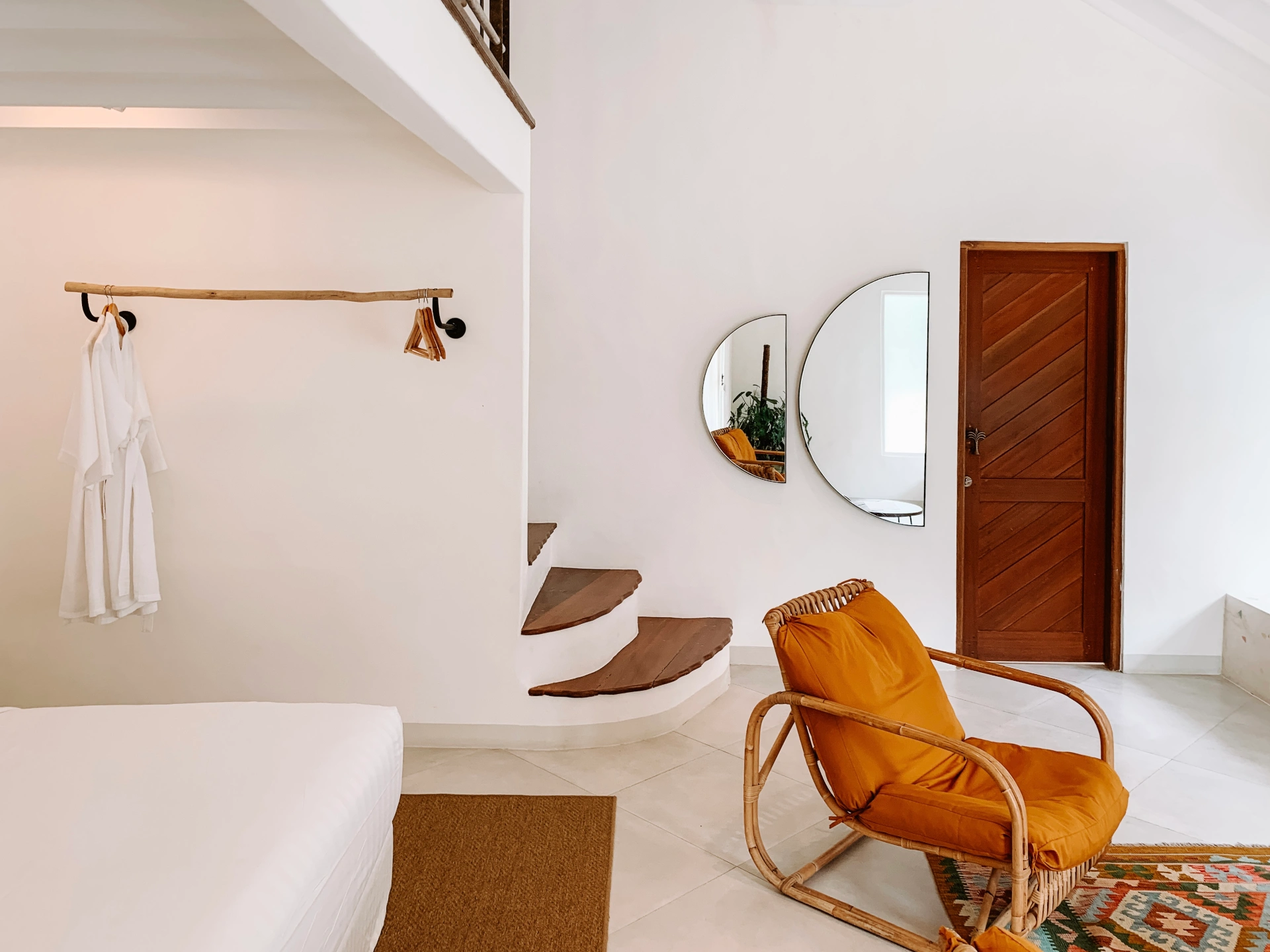 Bright Poolside Loft - Private Kitchen Near Beach — image 3