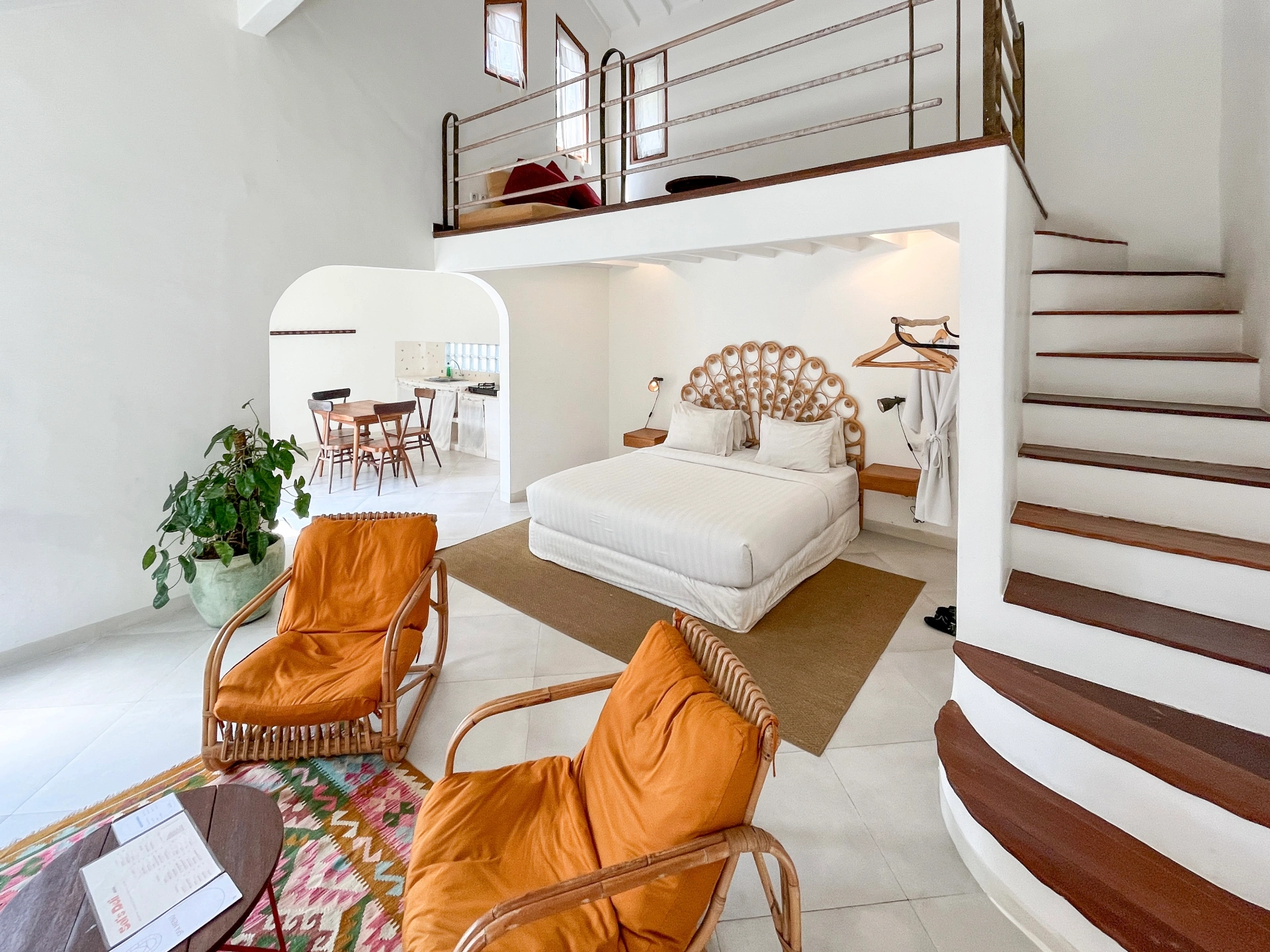 Bright Poolside Loft - Private Kitchen Near Beach — image 1