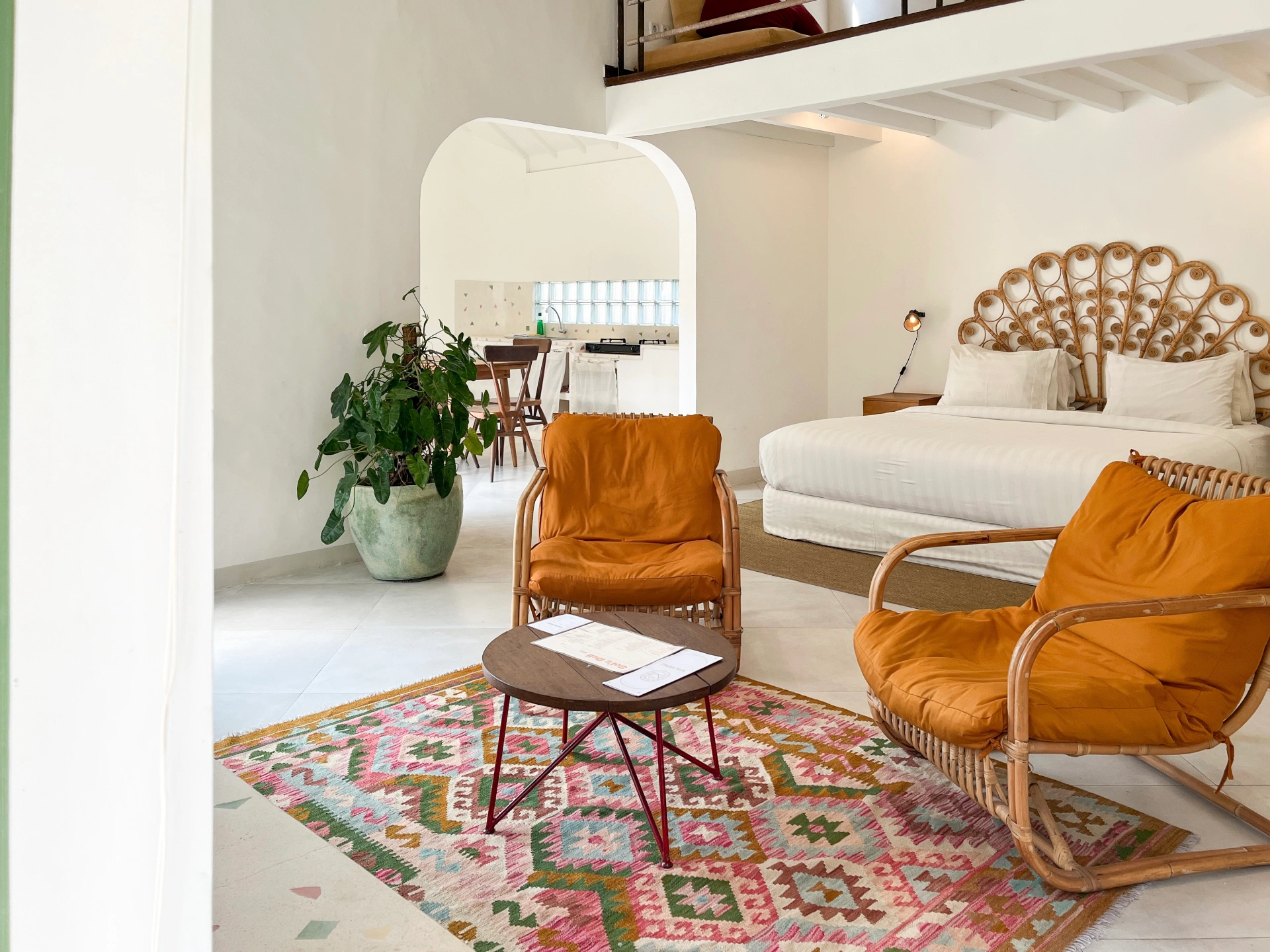 Bright Poolside Loft - Private Kitchen Near Beach — image 2