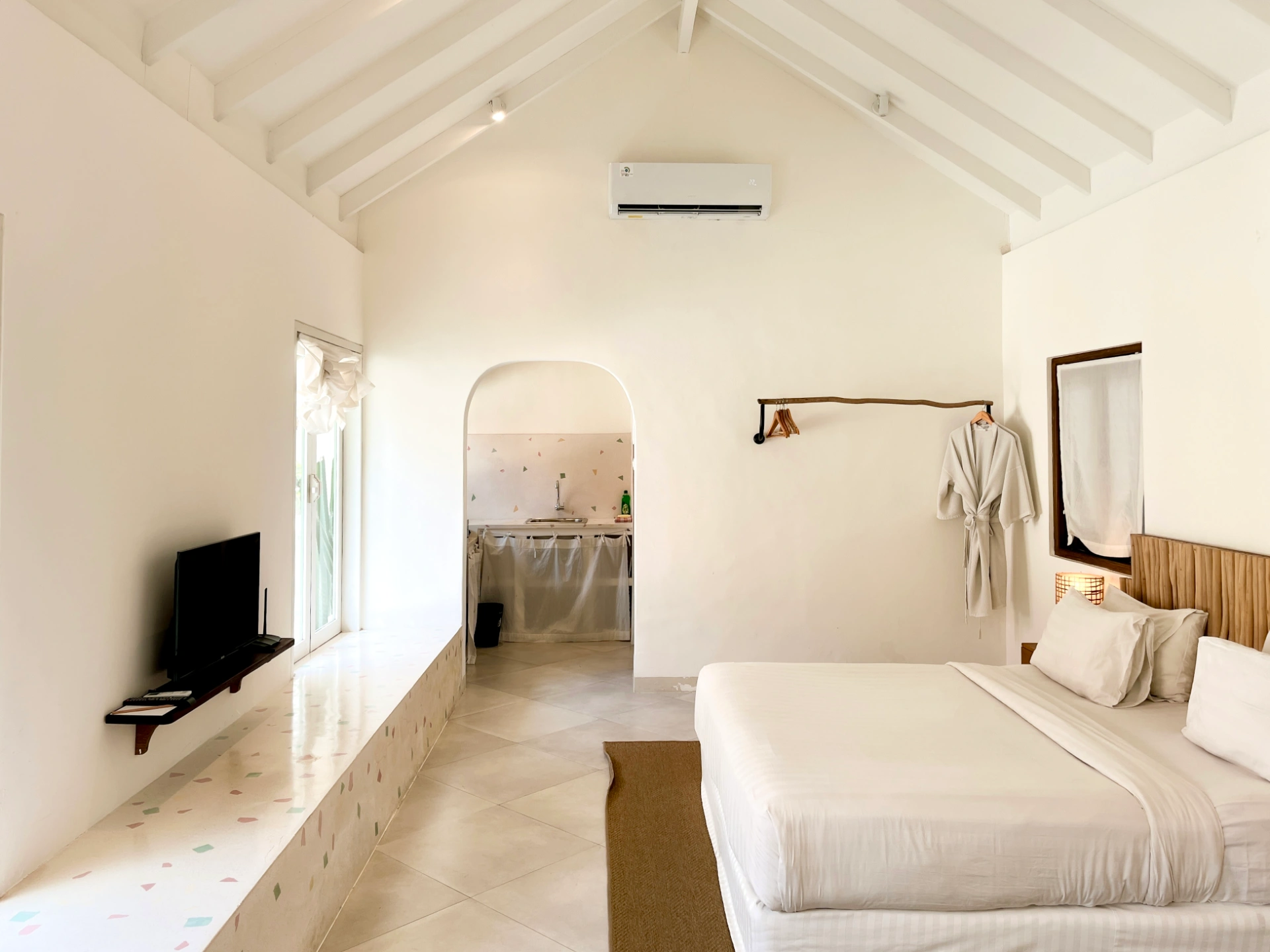 Bright Poolside Studio With Kitchen - Seminyak — image 4