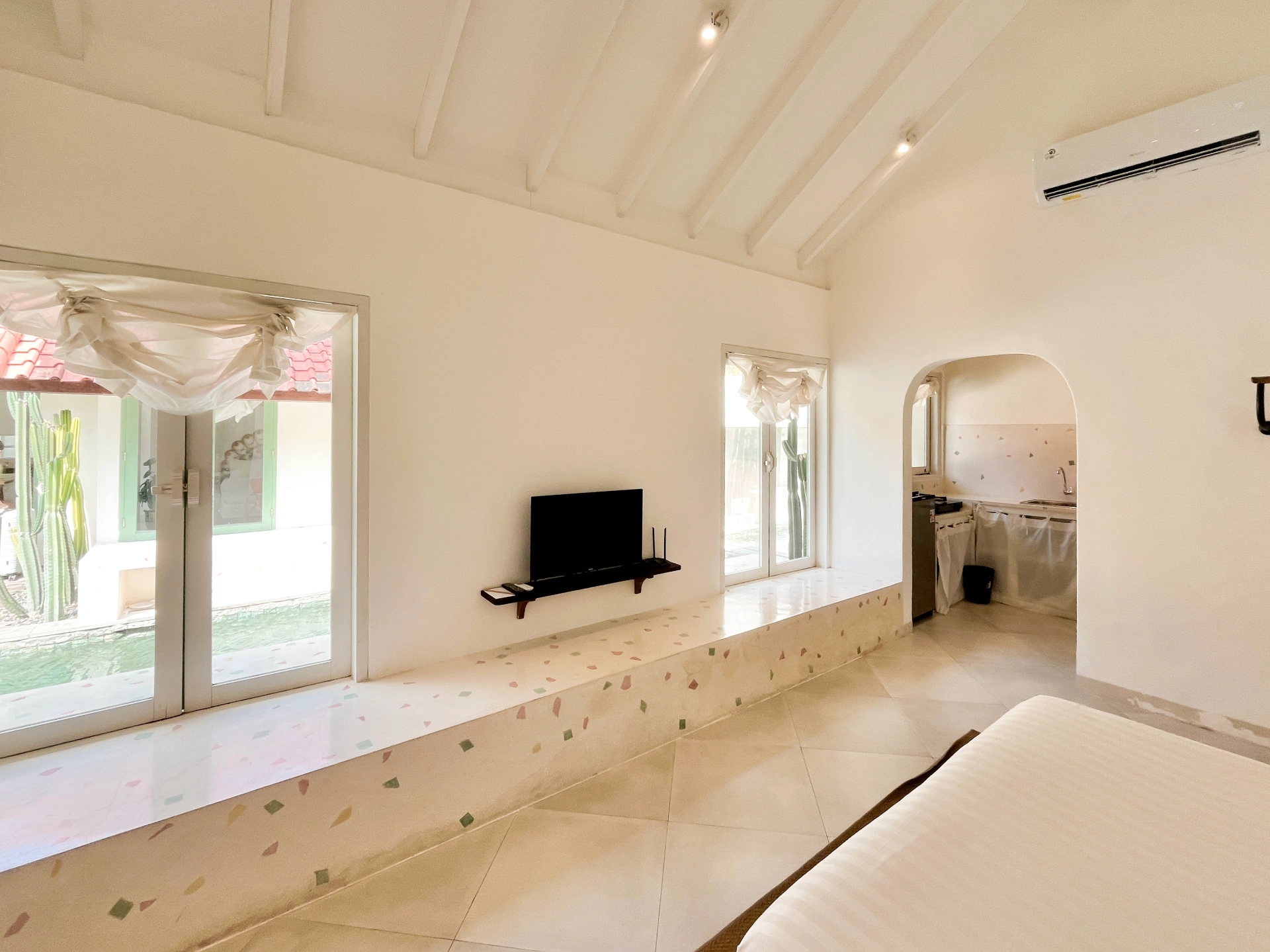 Bright Poolside Studio With Kitchen - Seminyak — image 2