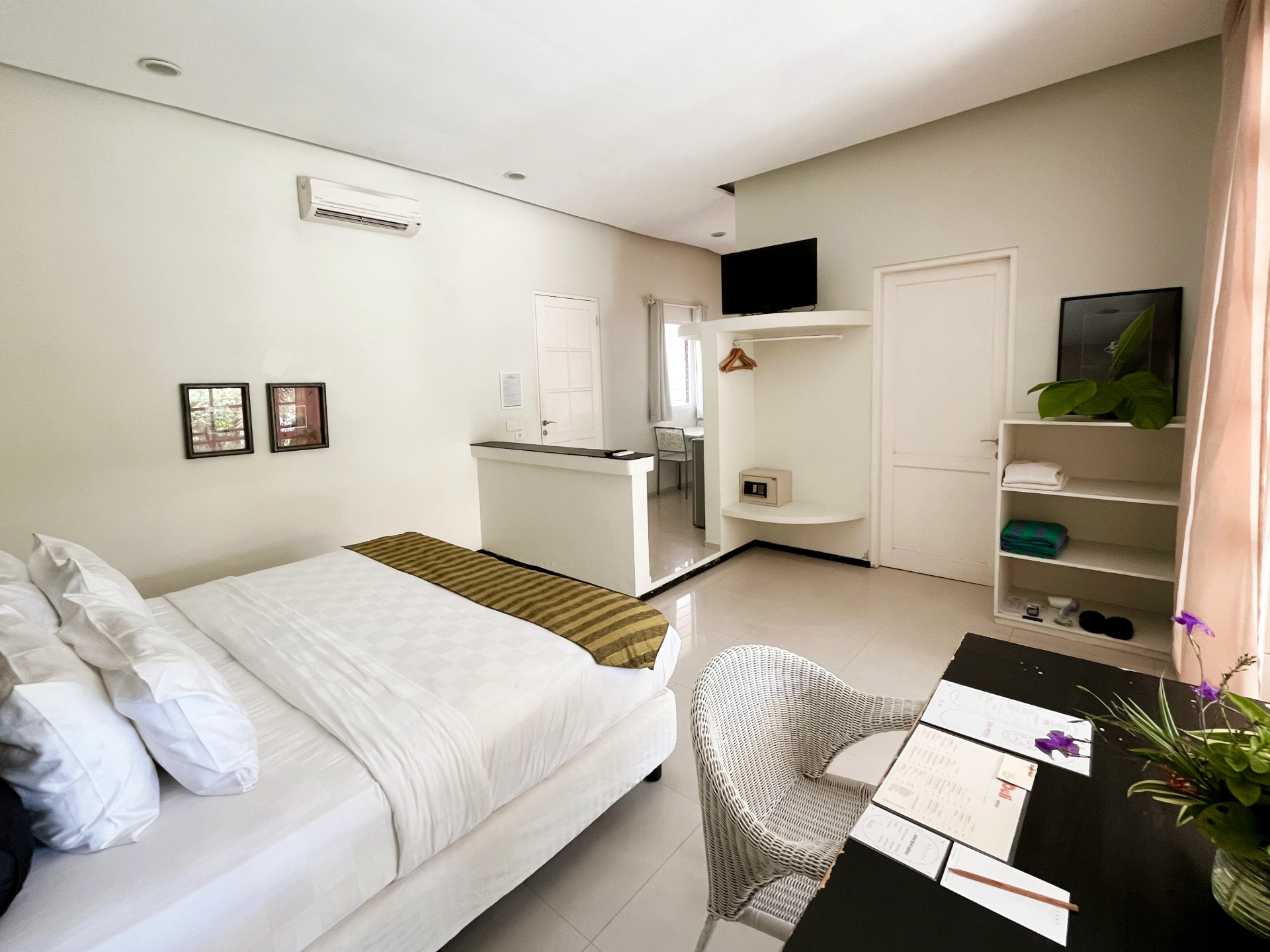 Studio with Shared Courtyard Pool Near The Beach — image 2