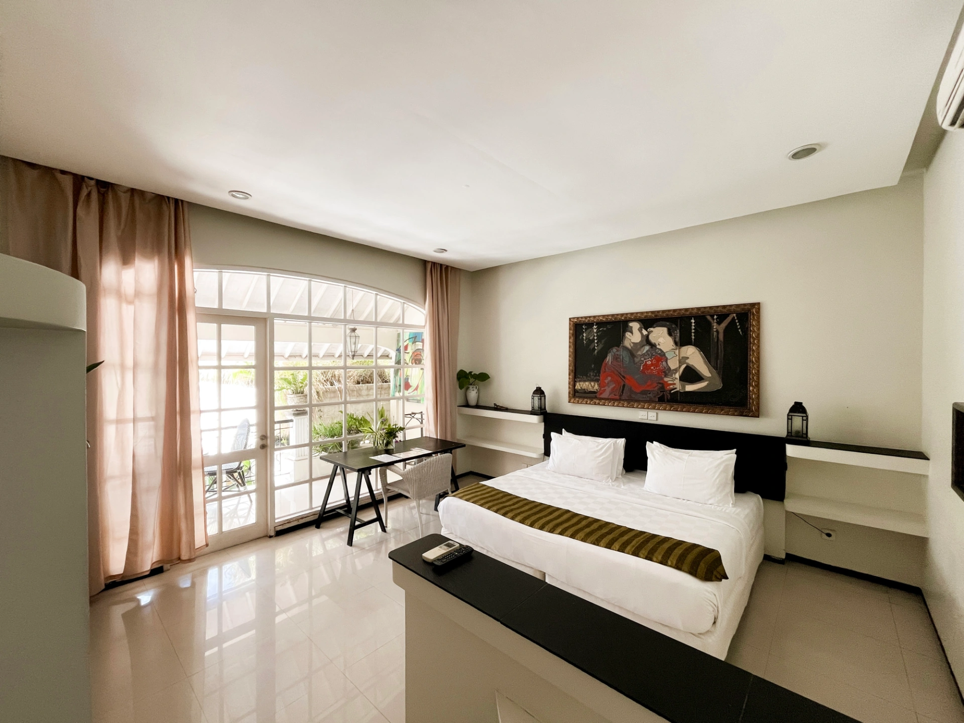 Studio with Shared Courtyard Pool Near The Beach — image 3
