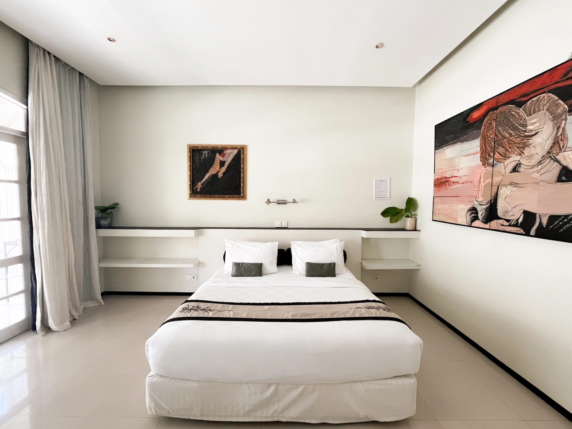 The De Luxe Room at Casa Artista — image 4