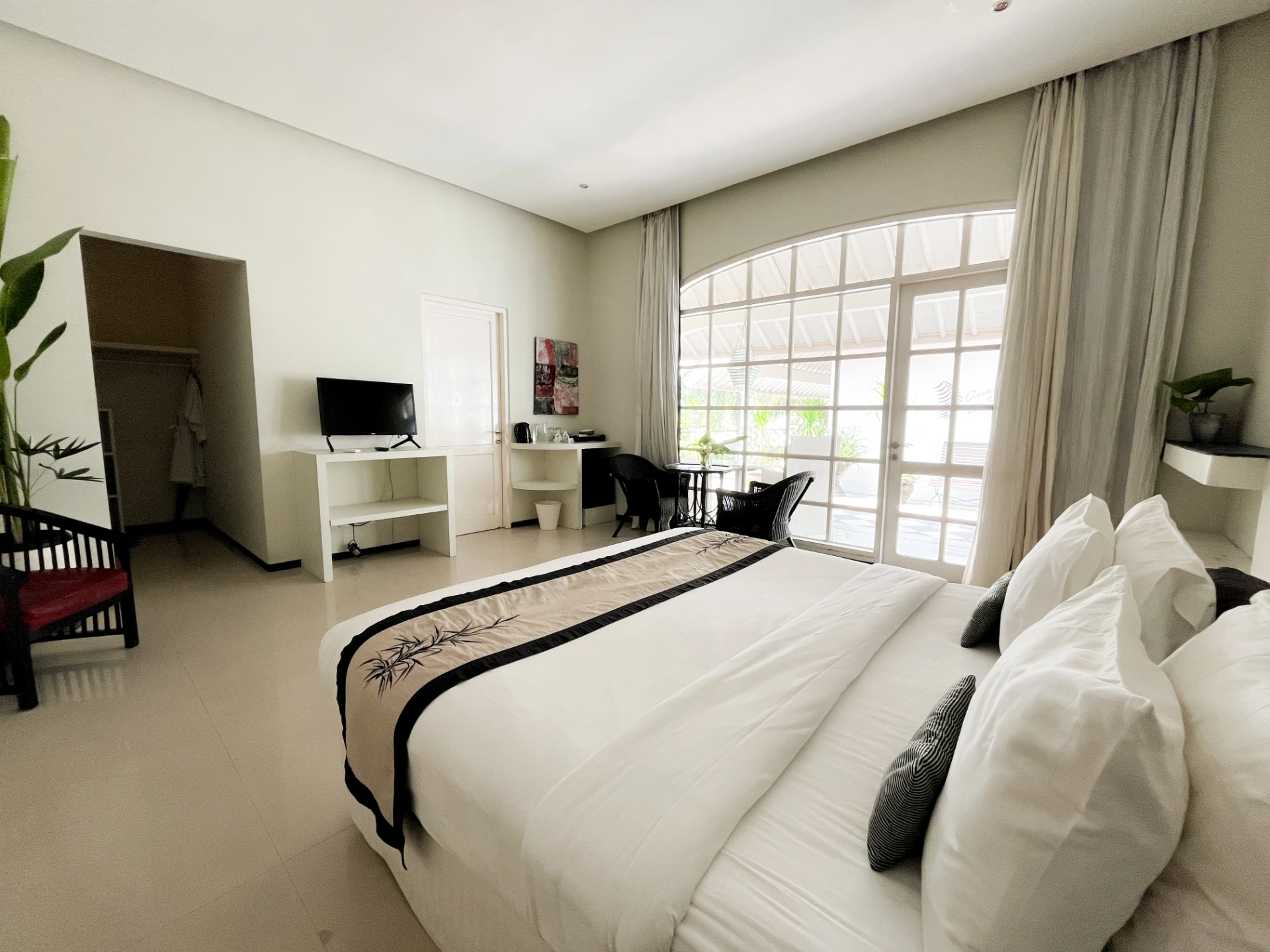 The De Luxe Room at Casa Artista — image 3