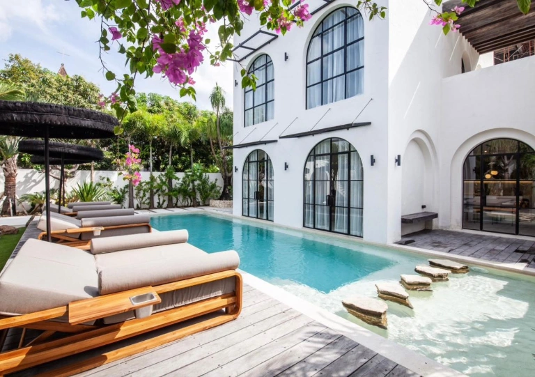 4 BEDROOM LUXURY VILLA IN CANGGU BERAWA - AF627