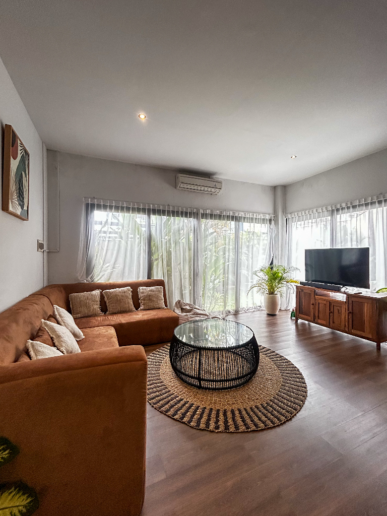 3 Bedrooms Villa in Canggu - 6 Minutes to Berawa Beach — image 1