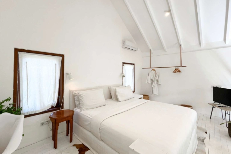 LEASEHOLD - 5BR Poolside Loft with Inner Courtyard — image 4