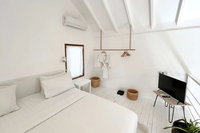 LEASEHOLD - 5BR Poolside Loft with Inner Courtyard — image 1