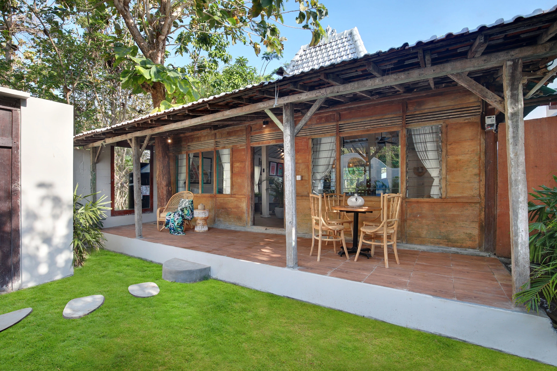 Traditional 1930's Joglo Beach House on a good size land in Uluwatu beaches area — image 2