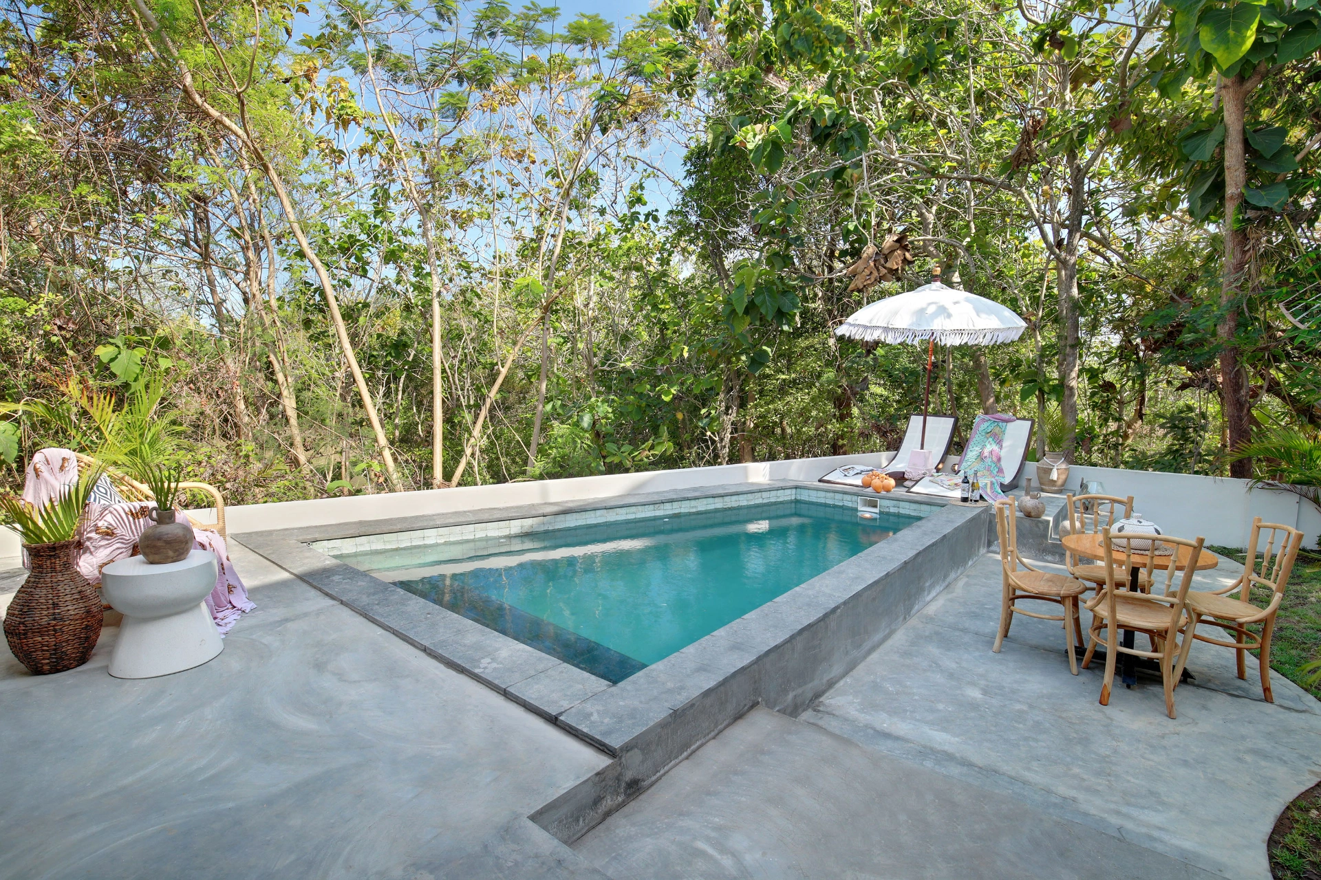 Traditional 1930's Joglo Beach House on a good size land in Uluwatu beaches area — image 1