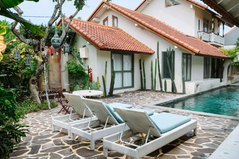 Steps to Seminyak Beach - Poolside Tropical Studio Electricity Included