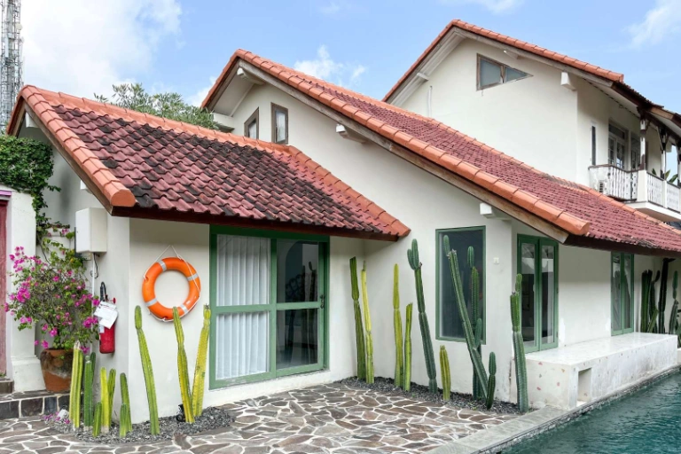 👣 Steps to Seminyak Beach - Tropical Studio with Electricity Included