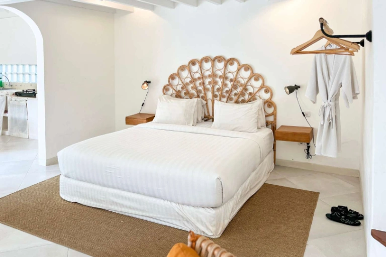 👣 Steps to Seminyak Beach - Tropical Studio with Electricity Included — image 1