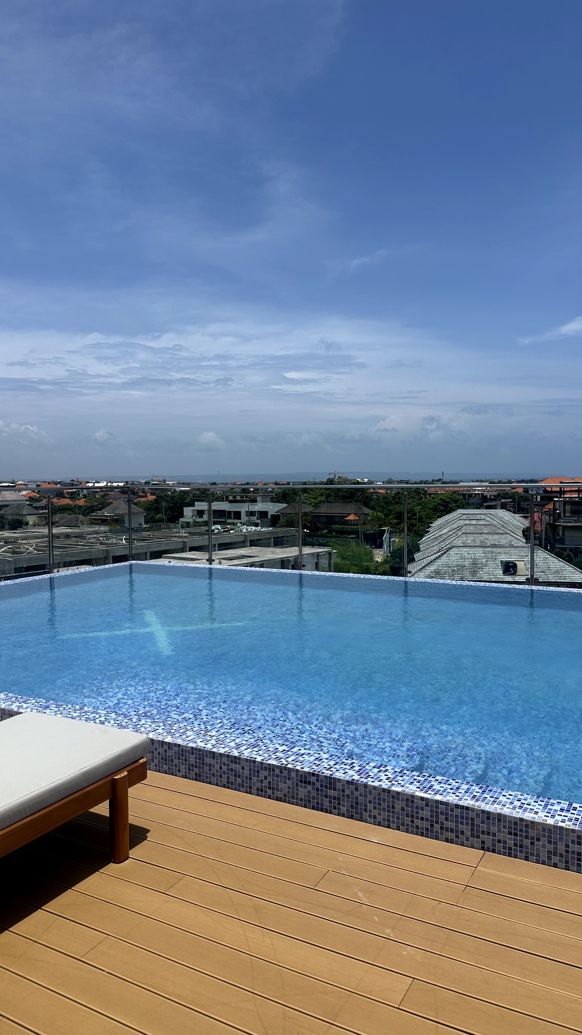 Apartment with panoramic rooftop pool / Canggu — image 1