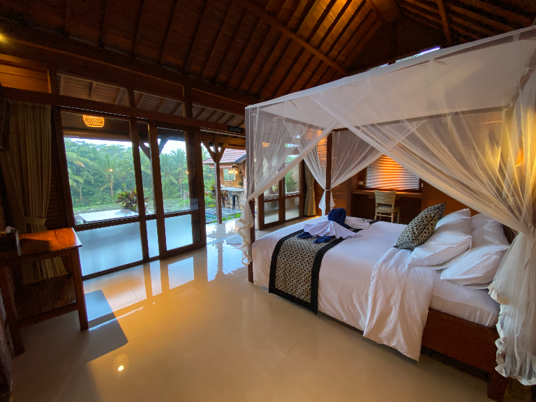 One Bedroom Wooden Retreat with Tropical Vibes - Arira Villa Ubud — image 4