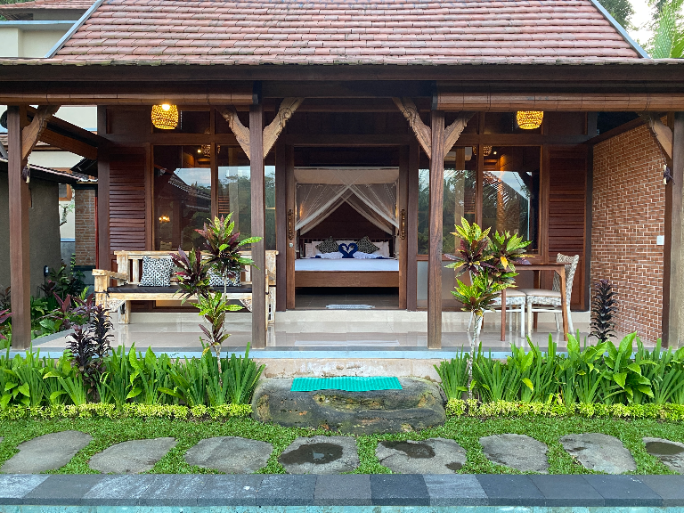 One Bedroom Wooden Retreat with Tropical Vibes - Arira Villa Ubud — image 3