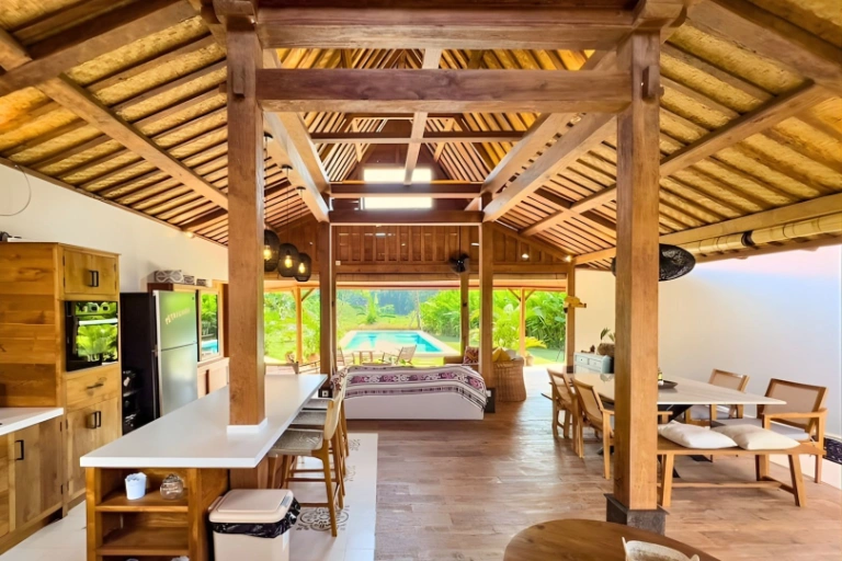 3BR Combined Joglo & Modern Architecture Villa - Prime Location — image 4