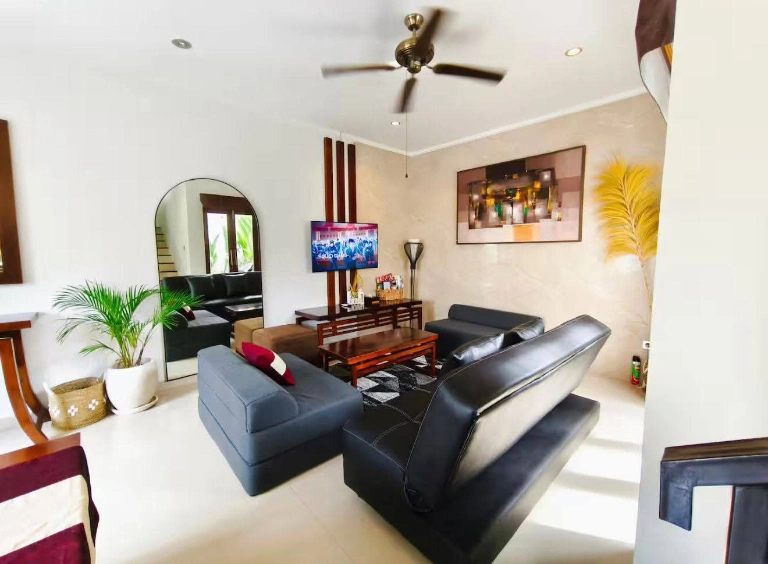 2BR New Renovated Villa Kerobokan — image 4