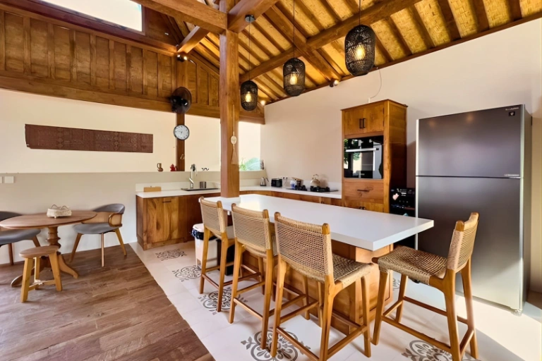 LEASEHOLD 3BR Combined Joglo & Modern Architecture Villa - Prime Location — image 2