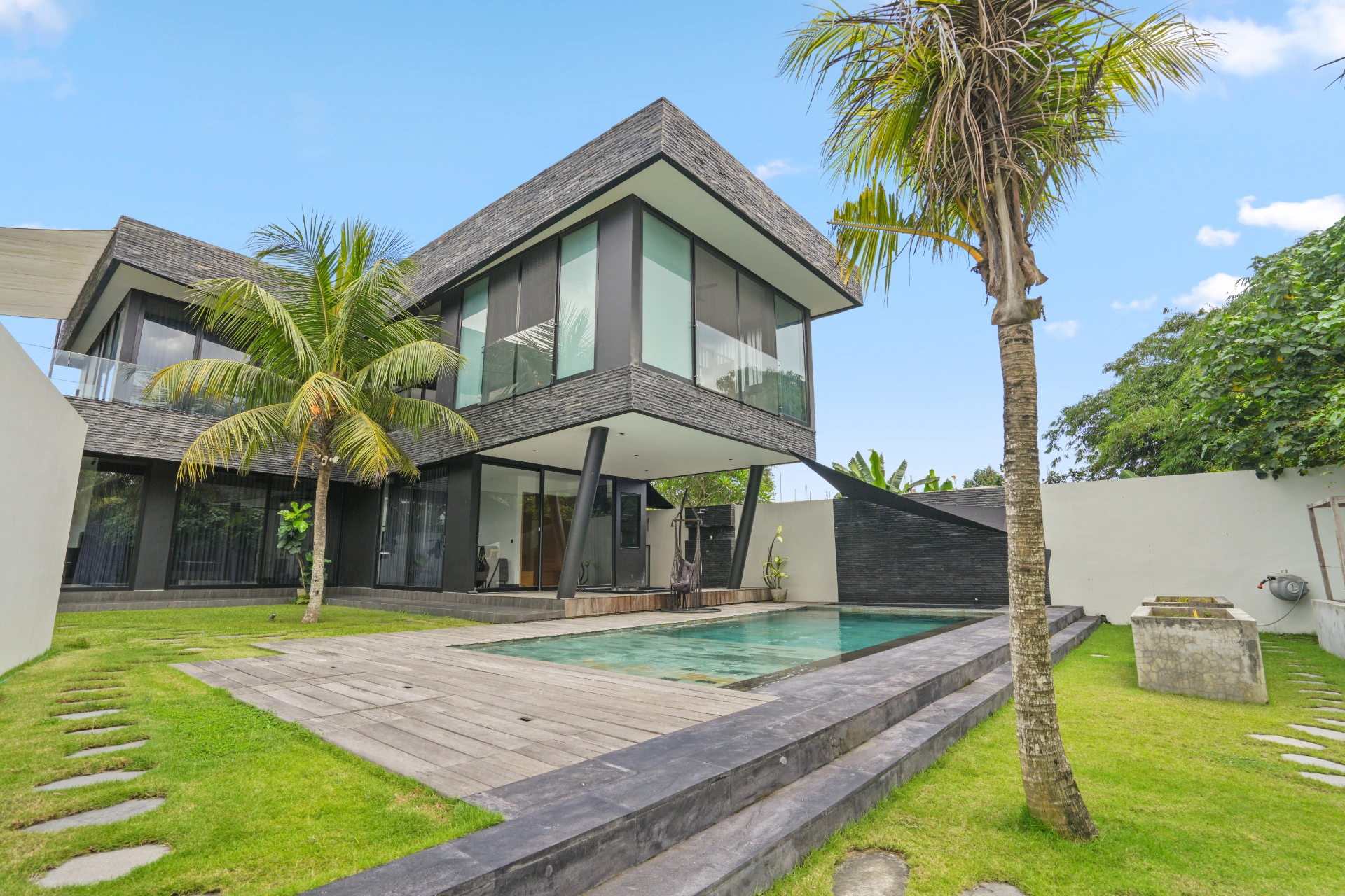 Casa Noir - Luxury 3-Bedroom Tropical Sanctuary in the Heart of Cemagi