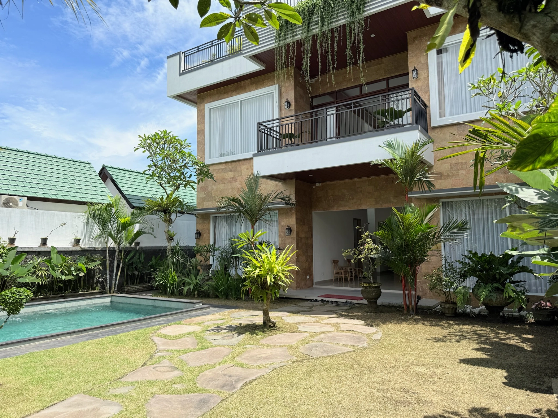 4-bedroom rooftop villa with pool and 360° rice field view