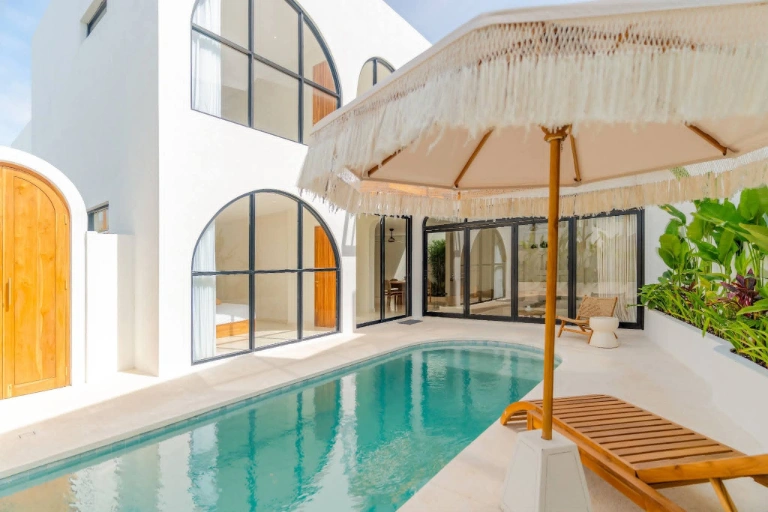AVAILABLE FOR MONTHLY RENT 3 BEDROOMS LUXURIOUS VILLA IN PERERENAN PANTAI LIMA — image 1