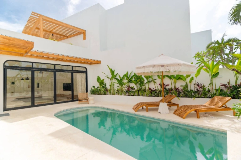 AVAILABLE FOR MONTHLY RENT 3 BEDROOMS LUXURIOUS VILLA IN PERERENAN PANTAI LIMA — image 2