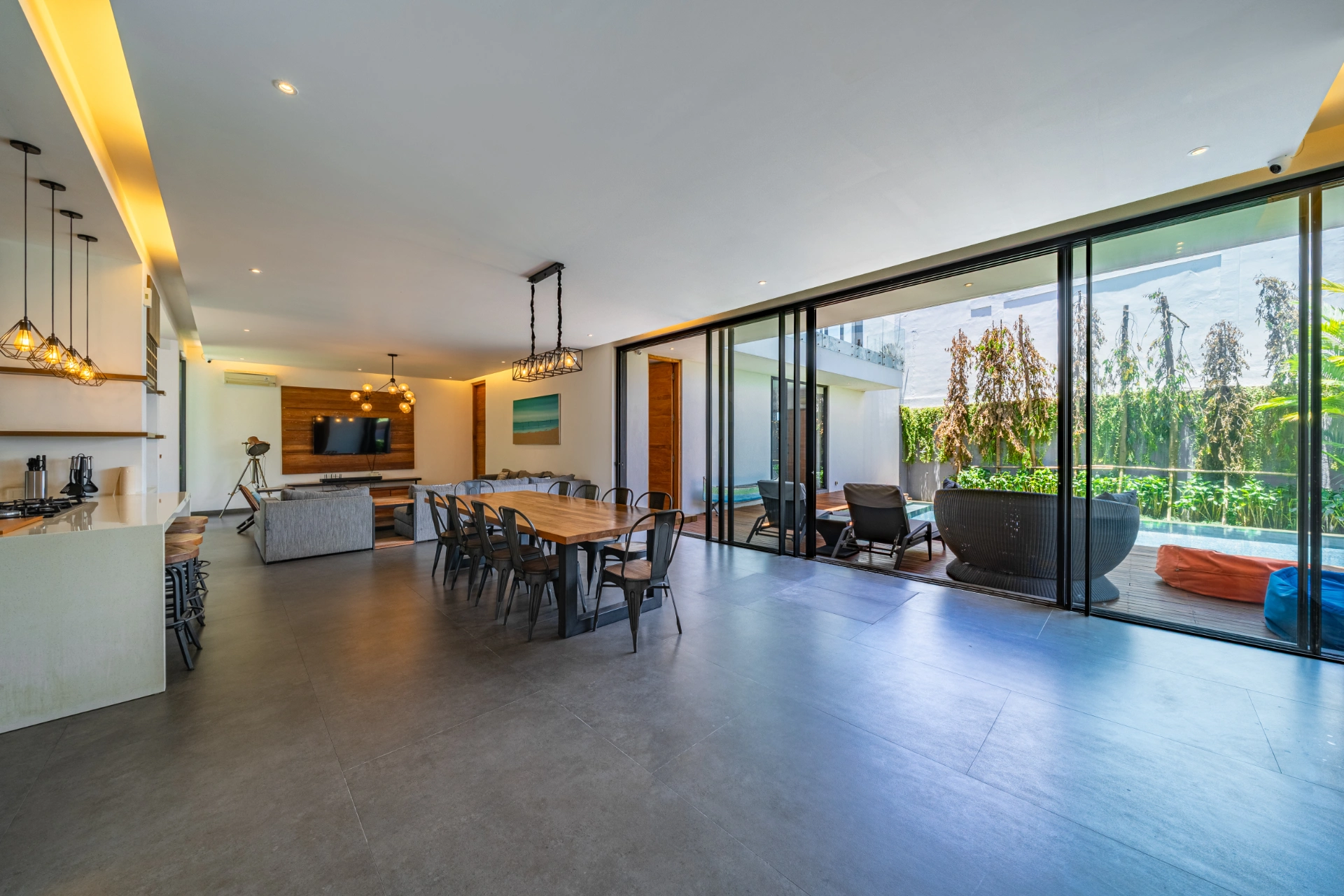 Villa Nampara - Modern 4-Bedroom Villa with Rice Field View in Cemagi — image 3