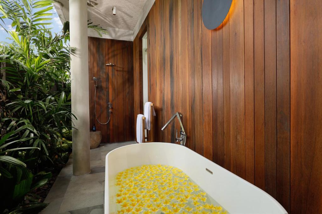 Tropical Garden Estate 7 Bedroom Private Villa in Canggu — image 6