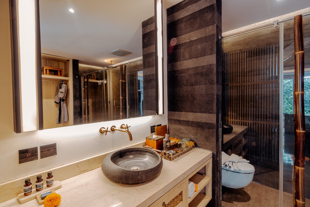 Romantic Honeymoon Escape Private Villa in Canggu — image 3