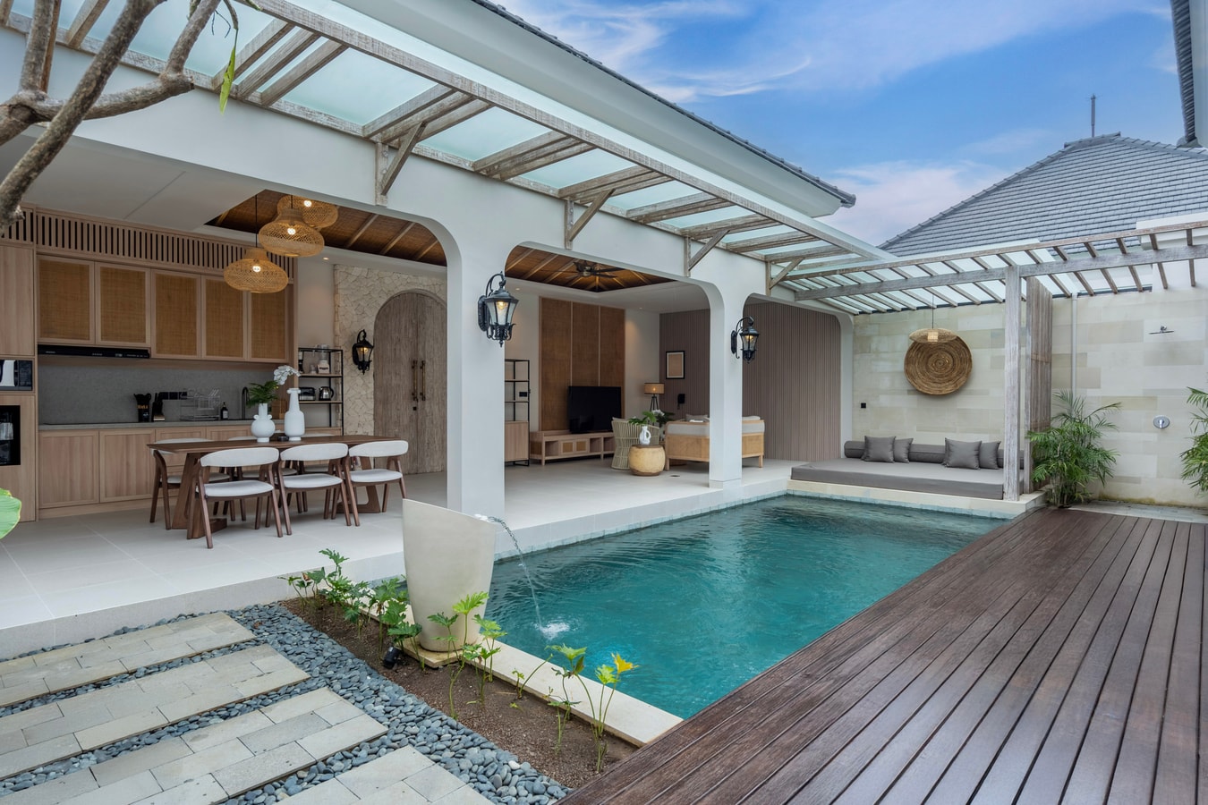 Deneva - Pool & Bathtub Villa, Near Berawa Beach in Canggu, Bali