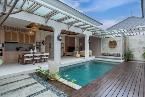 Deneva - Pool & Bathtub Villa, Near Berawa Beach in Canggu, Bali — image 1