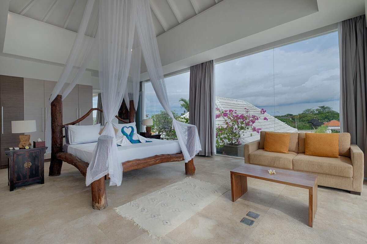 Luminous White Sanctuary 3 Bedroom Private Villa in Canggu — image 3