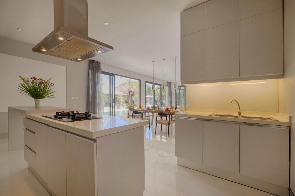 Romantic Garden Retreat 3 Bedroom Private Villa in Canggu — image 6