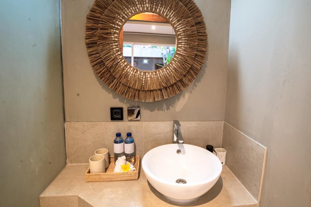 Simple Minimalist Calm 1 Bedroom Private Villa in Canggu — image 6