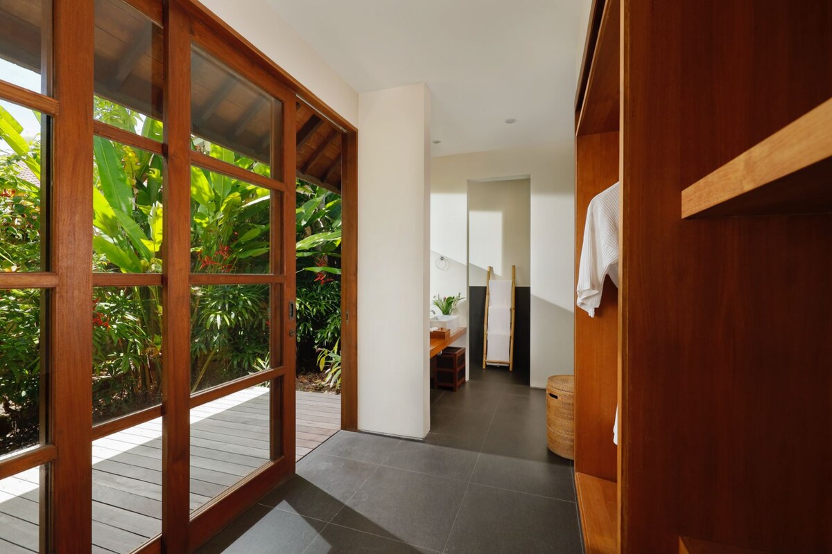 Grand Social Compound Private Villa in Canggu — image 7