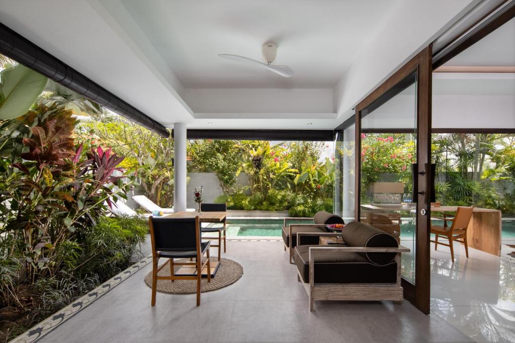 Romantic Poolside Hideaway 1 Bedroom Private Villa in Canggu — image 5