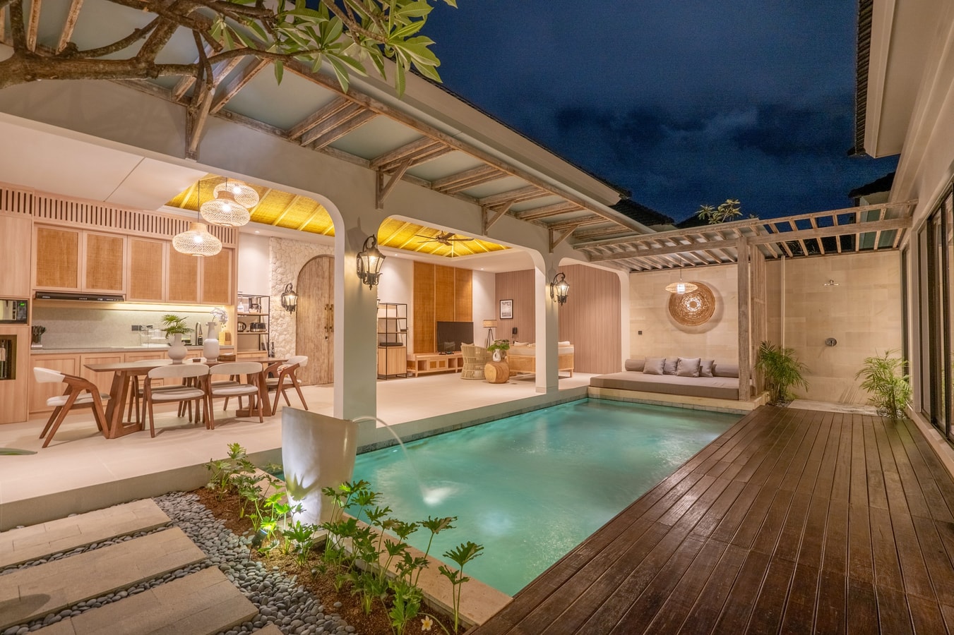 Deneva - Pool & Bathtub Villa, Near Berawa Beach in Canggu, Bali — image 11