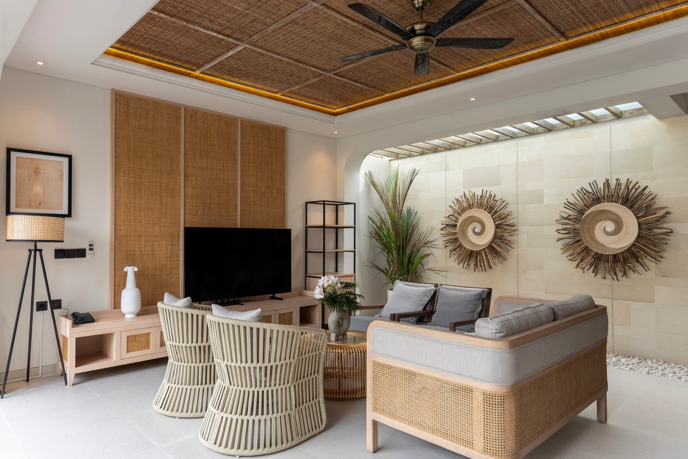 Deneva 10 - Pool & Bathtub Villa, Near Beaches in Canggu, Bali — image 17