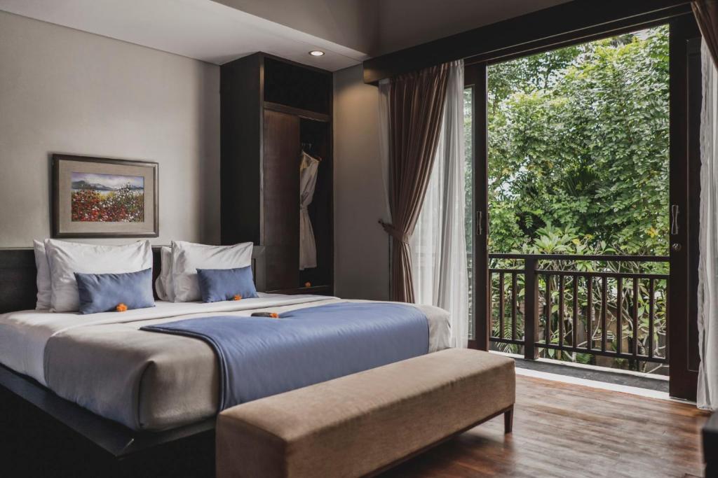 Poolside Balcony Retreat 2 Bedroom Private Villa in Canggu
