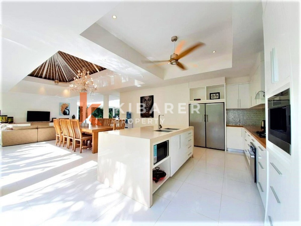 LUXURY FOUR BEDROOM OPEN LIVING VILLA IN PERERENAN — image 5