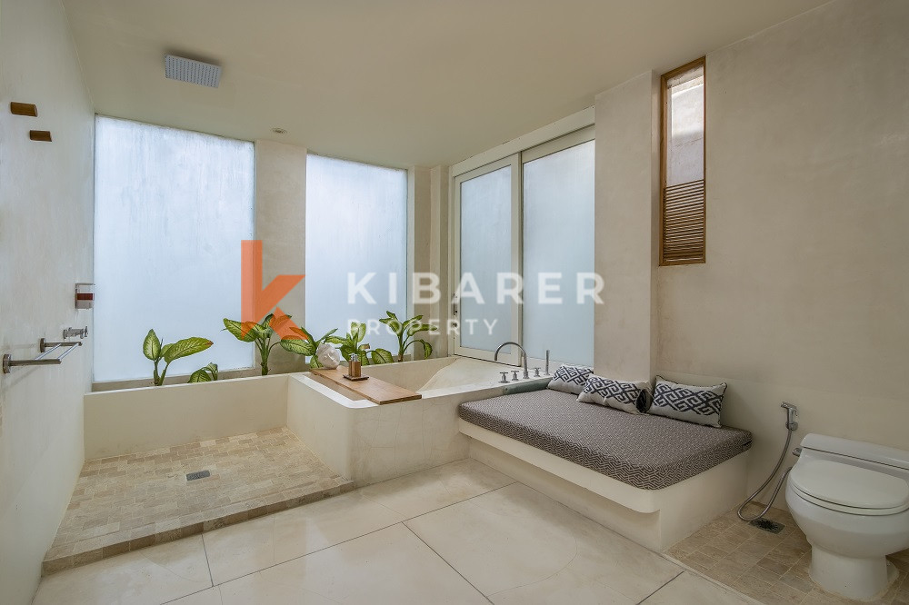 Five-Bedroom Closed Living Villa with Ocean View in Batu Belig — image 12